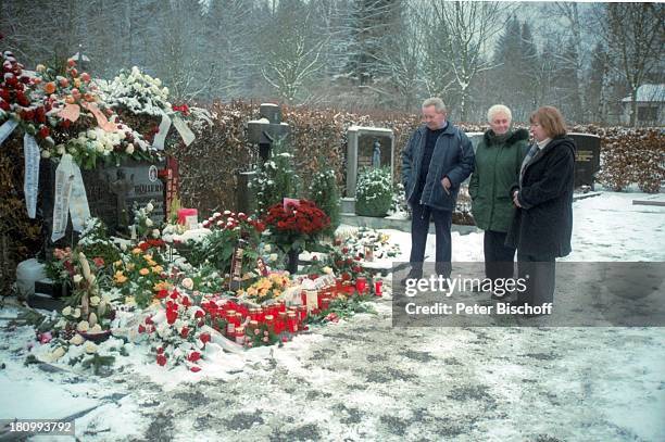 Irmgard Tiemann , Fans, Grab von Roy Black, Bobingen bei Augsburg, Bayern, Deutschland, Europa, , Friedhof, Grabstelle, Winter, Schnee,...