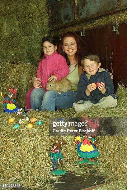 Rebecca Siemoneit-Barum , Sohn Joshua Siemoneit-Barum , Tochter Rachel Siemoneit-Barum , Freude auf Ostern, Mannheim, , "Circus Barum", Circuswagen,...