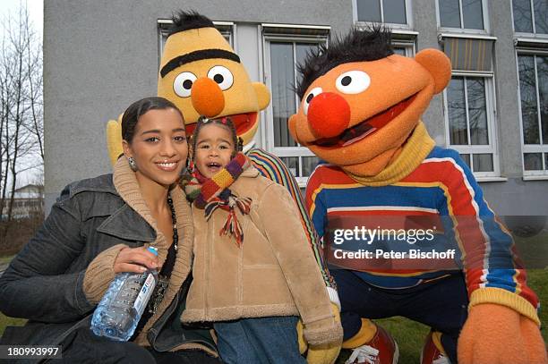 Nadja Benaissa mit Tochter Leila Jamila, dahinter Bert, Ernie ,, ARD-Kinderserie: 30. Geburtstag der Sesamstrasse, "Tresor TV", München, ,...