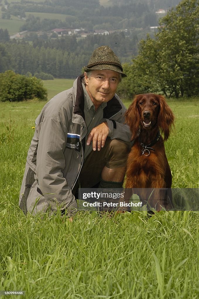 Christian Wolff, Irish-Setter 'Ronja' (neuer Serien-Hund), neben