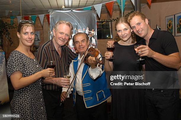 Gunnar Möller , Yvonne Ruprecht , Arthur Klemst , Name auf Wunsch , ungarischer Geiger , Geburtstagsfeier von Gunnar Möller, München, 29.6.2003,...