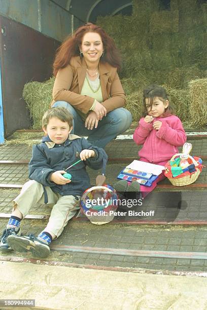 Rebecca Siemoneit-Barum , Sohn Joshua Siemoneit-Barum , Tochter Rachel Siemoneit-Barum , Freude auf Ostern, Mannheim, , "Circus Barum", Circuswagen,...