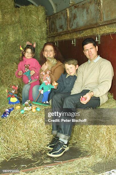 Rebecca Siemoneit-Barum , Ehemann Pierre Bauer, Sohn Joshua Siemoneit-Barum , Tochter Rachel Siemoneit-Barum , Freude auf Ostern, Mannheim, , "Circus...