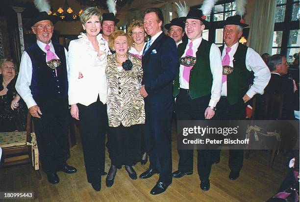 Carolin Reiber , Mutter Lya Reiber , Bruder Karl-Heinz Maier , Trachtengruppe, 90. Geburtstag von Mutter Lya Reiber, Grünwald bei München, ,...