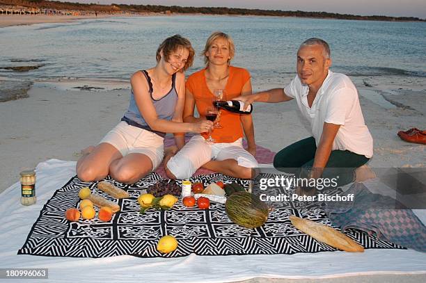 Christine Döring, Schwester Sabine Behrens , Lebensgefährte Gaspar Cano, Es Trenc/Mallorca/Spanien, , Strand, Sand, Urlaub, Decke, Schauspieler,...