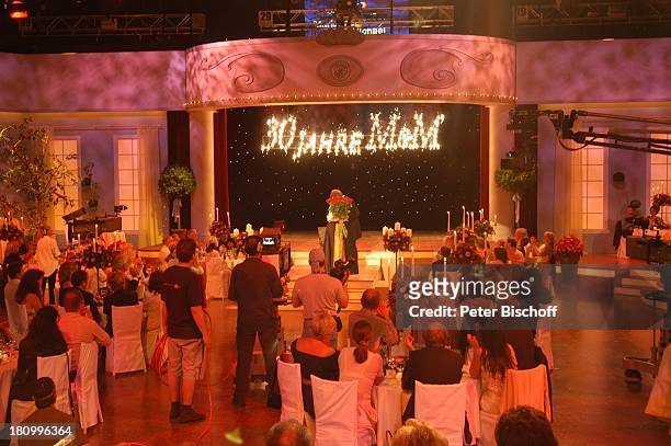 Marianne Hartl, Ehemann Michael Hartl, , Dreharbaiten zur ZDF-Musikshow "30 Jahre Marianne und Michael", München, , Bühne, Auftritt, küssen, Kuß,...