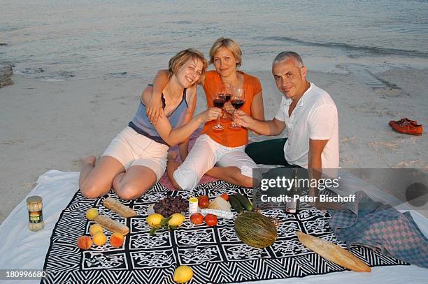 Christine Döring, Schwester Sabine Behrens , Lebensgefährte Gaspar Cano, Es Trenc/Mallorca/Spanien, , Strand, Sand, Urlaub, Decke, Schauspieler,...