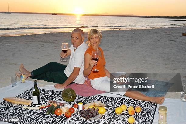 Christine Döring, Lebensgefährte Gaspar Cano, Es Trenc/Mallorca/Spanien, , Strand, Sand, Urlaub, Decke, Schauspieler, Schauspielerin, Flasche, Meer,...