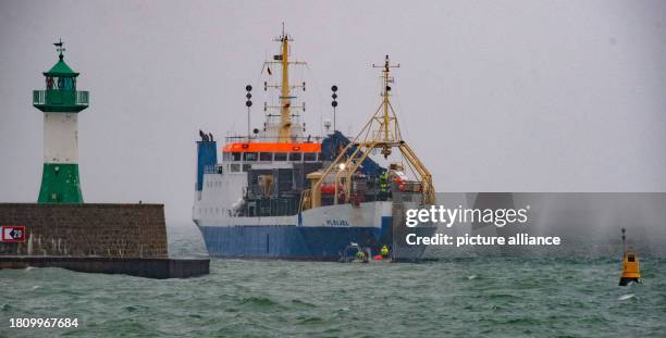 November 2023, Mecklenburg-Western Pomerania, Sassnitz: A fiber optic cable is pulled ashore from the cable-laying ship "Pleijel" at the entrance to...