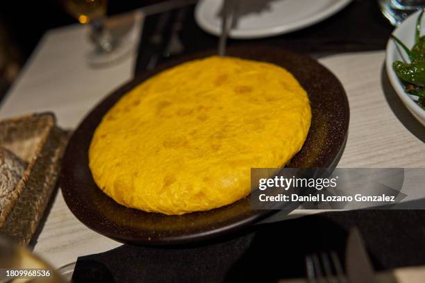 authentic spanish tortilla de betanzos on table - tortilla de patata fotografías e imágenes de stock
