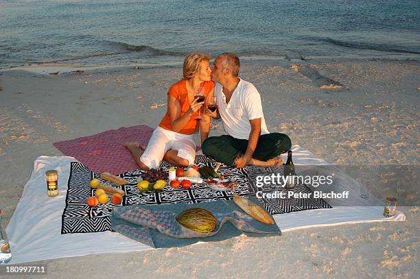 Christine Döring, Lebensgefährte Gaspar Cano, Es Trenc/Mallorca/Spanien, , Strand, Sand, Wasser, Urlaub, Meer, Decke, Schauspieler, Schauspielerin,...