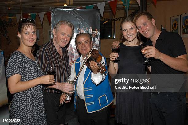 Gunnar Möller , Yvonne Ruprecht , Arthur Klemst , Name auf Wunsch , ungarischer Geiger , Geburtstagsfeier von Gunnar Möller, München, 29.6.2003,...