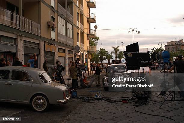 Dreharbeiten zum ARD/ORF-Zweiteiler "Vera - Die Frau des Sizilianers" , Catania/Sizilien/Italien, , Auto, Kamera, Crew;