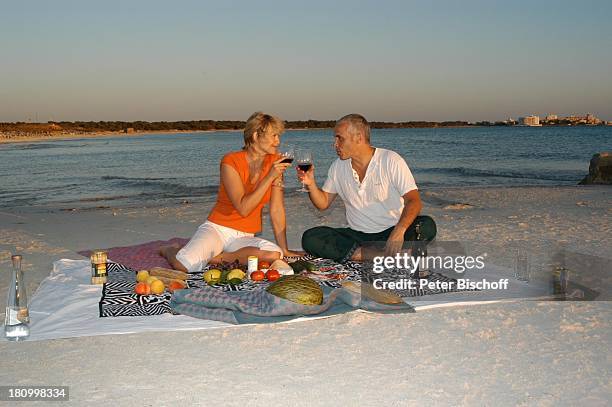 Christine Döring, Lebensgefährte Gaspar Cano, Es Trenc/Mallorca/Spanien, , Strand, Sand, Urlaub, Decke, Schauspieler, Schauspielerin, Flasche, Meer,...