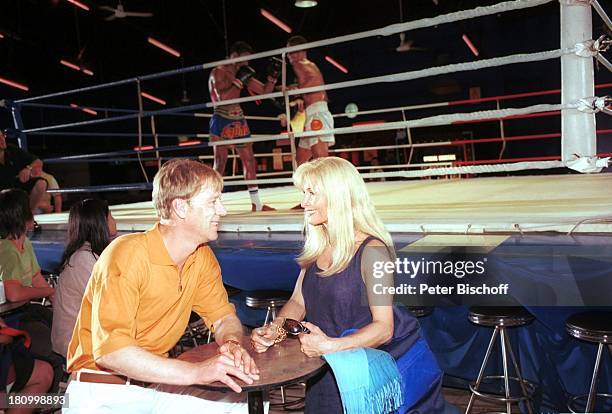 Oliver Stritzel, Susanne Uhlen, , ZDF "Traumschiff", Folge 43, "Thailand", Thailand/Asien, 02.04.02, Insel Phuket, Boxhalle, Boxring, Boxer,...