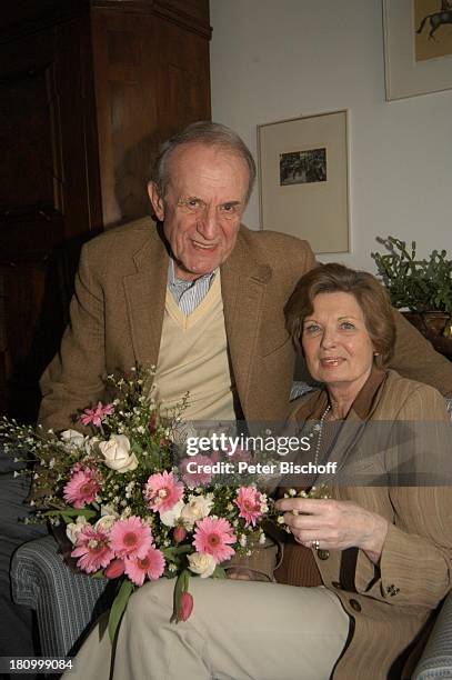 Alexander Kerst, Ehefrau Ingrid Kerst, 40. Hochzeitstag am , Homestory, München, , Wohnung, Blumenstrauß, Blumen, Frau, ;