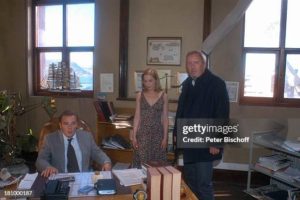 Frank Giering, Simone Sbaffi, Vadim Glowna , ZDF-Zweiteiler: "Die Rosenzüchterin" , Simonstown bei Kapstadt/Südafrika/Afrika, , Schreibtisch, Büro,...