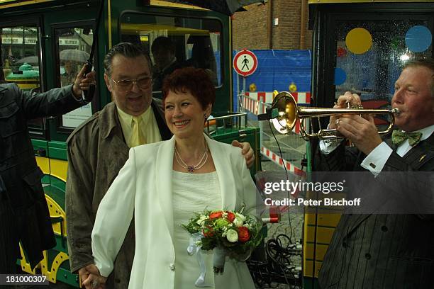 Lotti Krekel, Ernst H. Hilbich, Köln, Hochzeit von Ernst H. Hilbich und Lotti Krekel am , Tränen in den Augen, Brautpaar, Komiker, Schauspieler,...