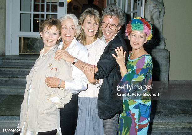 Ingrid Peters , Ilona Gruebel, Giselle Pascal, Wolf Roth, Rachel Cathoud, , Pressevorführung "In bester Gesellschaft", München, , Hut, Brille,...