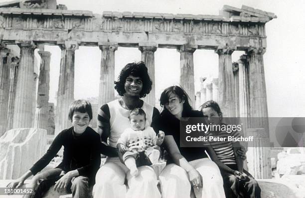 Costa Cordalis , Sohn Lucas Cordalis , Tochter Eva Cordalis , Ehefrau Ingrid Cordalis, Tochter Angeliki Cordalis , Athen/Griechenland "Akropolis", ,...