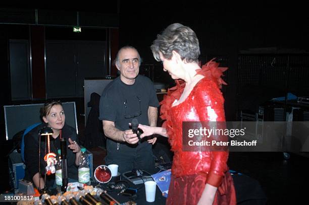 Carolin Reiber, Garderobiere , Tontechniker , "Superhitparade der Volksmusik auf Tournee", Bremen, , Moderatorin, rotes Abendkleid mit Pailletten und...