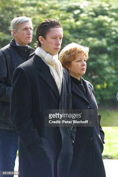 Gisela Philipp, Sohn Gero Mauritius Philipp, Beerdigung von Gerda Millowitsch nach Trauerfeier, Köln, , Friedhof "Melaten", Familie, Trauernde,...