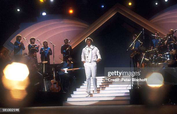 Howard Carpendale, Chor-Sänger, Band, ZDF-Show "Musik, das ist mein Leben", Hannover, , Bühne, Auftritt, Sänger, singen, Musiker, Musikinstrument,...