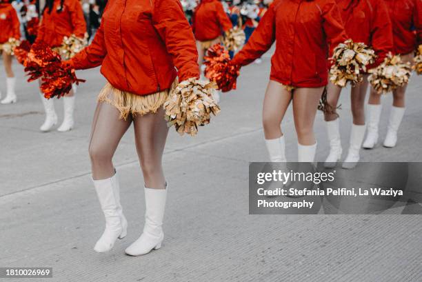 cheerleaders legs while marching - ragazza pon pon foto e immagini stock