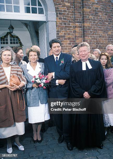 Gila von Weitershausen, Christian Quadflieg, Heinz Reincke, Gäste, , ZDF-Arzt-Serie "Der Landarzt", Folge "Hochzeit" vor der Kirche, Blumenstrauss,...