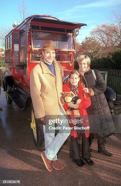 Christoph Schobesberger, Ehefrau Daniela Lohmeyer, Tochter Lea-Maria Schobesberger, Disneyland Paris, , Frankreich, Vergnügungspark, Freizeitpark,...