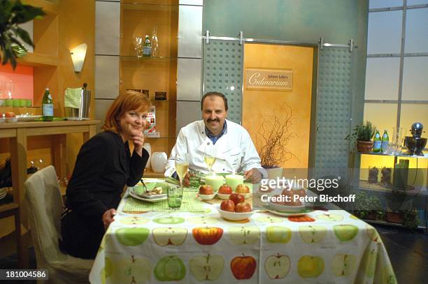 Johann Lafer , Ehefrau Silvia Lafer, 3sat-Sendung: "Johann Lafers Culinarium", TV-Kochstudio, , Guldental, Frau, Familie, Tisch, Obst, Äpfel,...