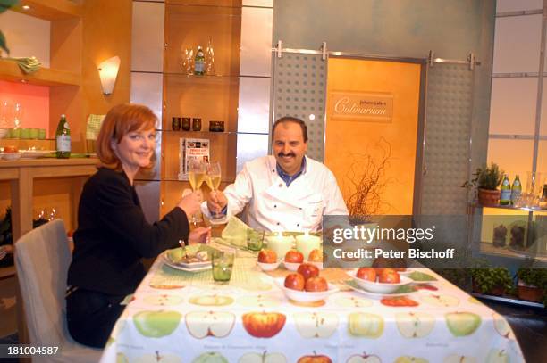 Johann Lafer , Ehefrau Silvia Lafer, 3sat-Sendung: "Johann Lafers Culinarium", TV-Kochstudio, , Guldental, Frau, Familie, Tisch, Obst, Äpfel,...