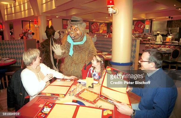 Christoph Schobesberger, Ehefrau Daniela Lohmeyer, Tochter Lea-Maria Schobesberger, Disney-Figur, Bär, Disney Village, Mickey's Caf, Disneyland...