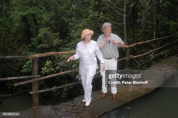 Hardy Krüger sen., Ehefrau Anita Krüger, Urlaub, Kreuzfahrt, Suva/Viti Levu/Fiji-Inseln/Südpazifik, , Südsee, Forest Park: "Colo-I-Suva", Pazifik,...