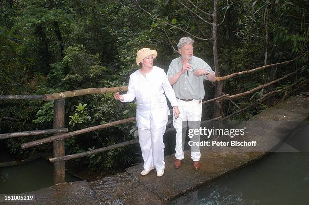 Hardy Krüger sen., Ehefrau Anita Krüger, Urlaub, Kreuzfahrt, Suva/Viti Levu/Fiji-Inseln/Südpazifik, , Südsee, Forest Park: "Colo-I-Suva", Pazifik,...