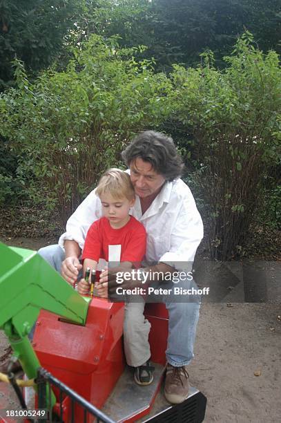 Herbert Herrmann, Sohn Phillip-Leon Herrmann, Zoobesuch, Hamburg, , "Hagenbecks Tierpark", Schauspieler, Spielplatz, Bagger, Spielgerät, Promis,...