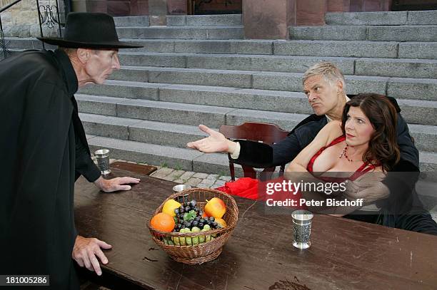 Claudia Wenzel, Rüdiger Joswig, Heinz Lieven , Theaterstück: "Jedermann", Festspiele, Heppenheim, , "Dom der Bergstraße", Schauspieler, Kostüm, Hut,...