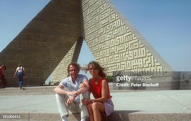 Peter Kraus, Ehefrau Ingrid, Urlaub Kreuzfahrt mit MS "Europa" nach Ägypten/Jordanien, Kairo /Ägypten/Nord-Afrika, , Landausflug, Denkmal für den...