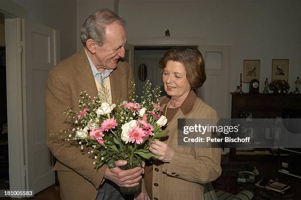 Alexander Kerst, Ehefrau Ingrid Kerst, 40. Hochzeitstag am , Homestory, München, , Wohnung, Blumenstrauß, Blumen, Frau, ;