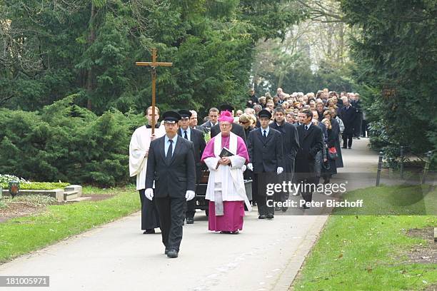 Peter Millowitsch , daneben halb verdeckt Schwester Marielle Millowitsch, Priester, Beerdigung der Mutter Gerda Millowitsch nach Trauerfeier, Köln, ,...