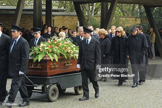 Mariele Millowitsch , daneben deren Lebensgefährte Dr. Alexander Isadi, Schwester Dr. Katarina Eisenlohr , Beerdigung der Mutter Gerda Millowitsch...