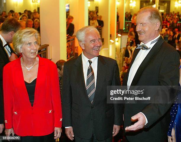 Jochen Wolff , Manfred Stolpe, Ehefrau Ingrid Stolpe, "Goldene Henne 2003", Berlin, Deutschland, Europa, , "Friedrichsstadtpalast", Verleihung,...