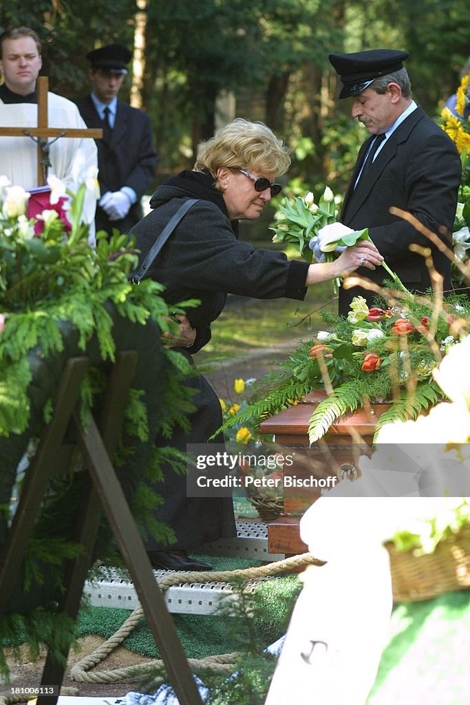 Dr. Katharina Eisenlohr , Sargträger, Beerdigung von Mutter Gerda ...