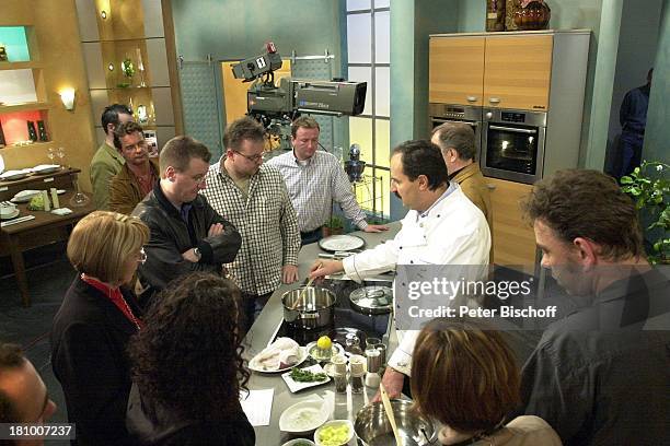 Johann Lafer , Gäste, Dreharbeiten zur 3sat-Sendung: "Johann Lafers Culinarium", TV-Kochstudio, , Guldental, Topf, Speisen, kochen, Kochlöffel,...