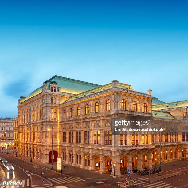 state opera house in vienna , austria - ópera de viena imagens e fotografias de stock