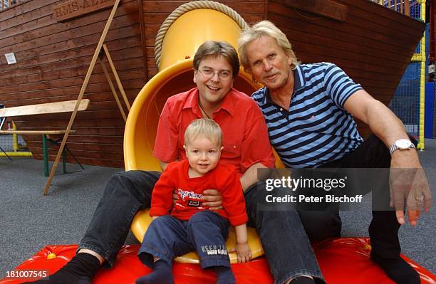 Frank Zander, Sohn Marcus, Enkel Elias, Freizeitpark "Jacks Funworld" , am Rande der Dreharbeiten zum ARD/MDR-Boulevard-Magazin "Brisant", 1.10.2003,...