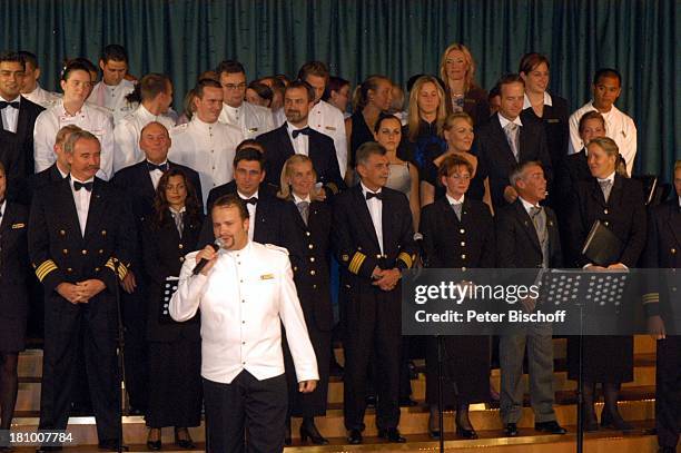 Friedrich Jan Akkermann , Schiffs-Crew, "MS-Europa"-Kreuzfahrtschiff, Kreuzfahrt, Crew-Abend , Europa-Lounge, , Schiff, Mikrofon, Notenständer,...