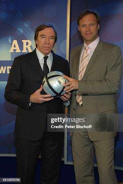 Günther Netzer , Gerhard Delling , , Köln, , Vorstellung der ARD-Sport-Kommentatoren für die Fußball-Europa-Meisterschaft 2004 in Portugal, EM,...