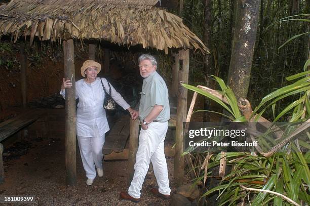 Hardy Krüger sen., Ehefrau Anita Krüger, Urlaub, Kreuzfahrt, Suva/Viti Levu/Fiji-Inseln/Südpazifik, , Südsee, Forest Park: "Colo-I-Suva", Pazifik,...