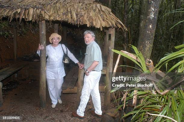 Hardy Krüger sen., Ehefrau Anita Krüger, Urlaub, Kreuzfahrt, Suva/Viti Levu/Fiji-Inseln/Südpazifik, , Südsee, Forest Park: "Colo-I-Suva", Pazifik,...